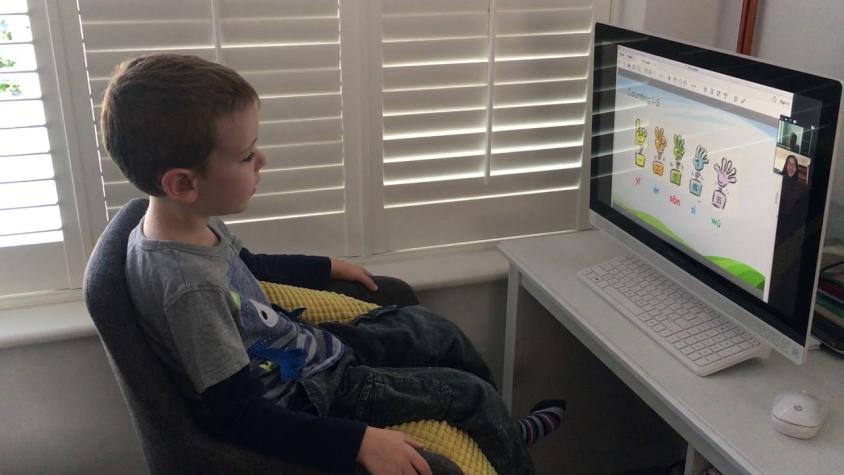 Niño llora y muestra su frustración por no entender clase virtual