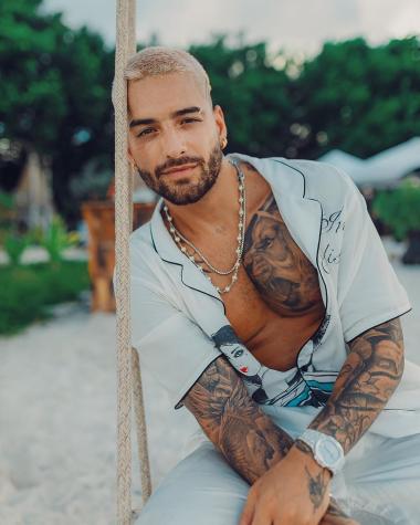 Maluma lleva al extremo la moda del buzo tie dye