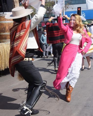 Cathy Barriga sorprende con pie de cueca en "La Covifonda"