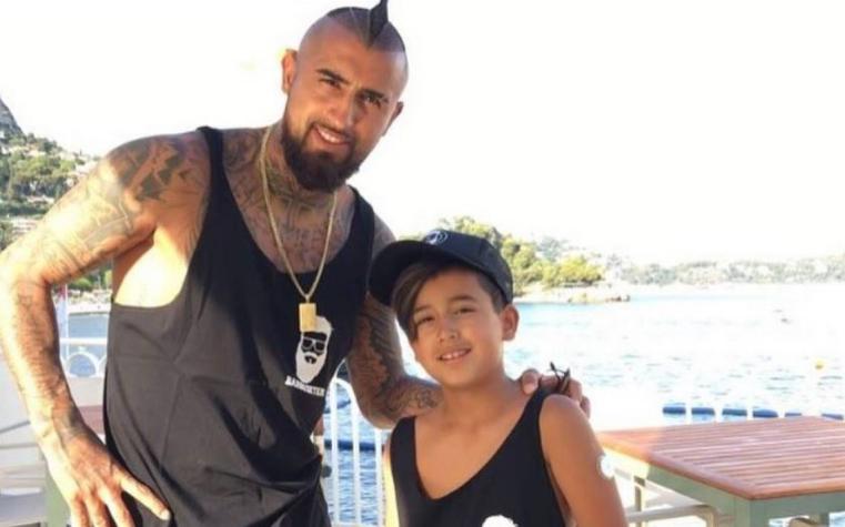 Hijo de Arturo Vidal adelanta Halloween y se disfraza en familia 