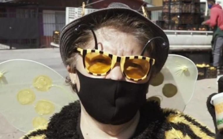 Abuelita de Maipú se vuelve viral al vender miel vestida de abeja