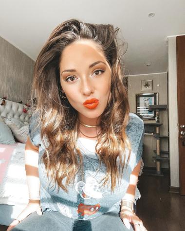 Kel Calderón luce traje de baño estilo Baywatch con cartera de lujo