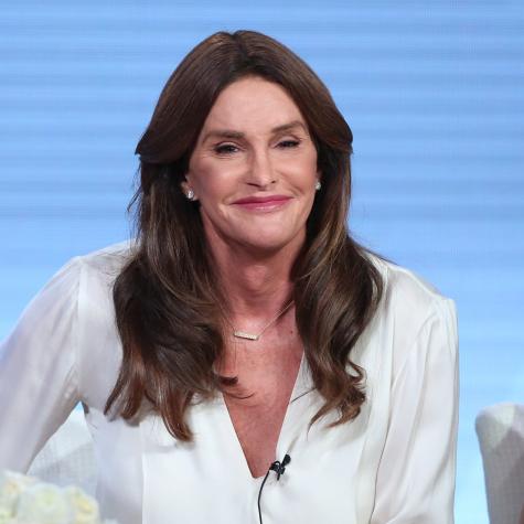 Caitlyn Jenner sorprende con cabellera rubia y raíz oscura