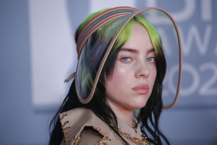 Billie Eilish impacta con destapado look casual