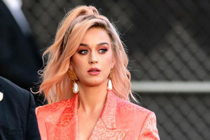 Katy Perry luce figura estilizada tras embarazo pero se compara con una vaca