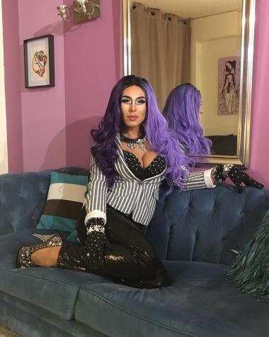 Drag Queen Luz Violeta cumple con su rol de vocal de mesa con espectacular look