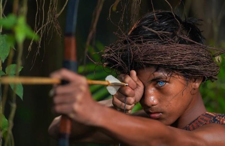 Fotógrafo impacta con imágenes de tribu con ojos azules brillantes