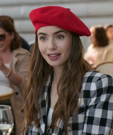 Muy diferente: Actriz Lily Collins sorprende con rostro al natural