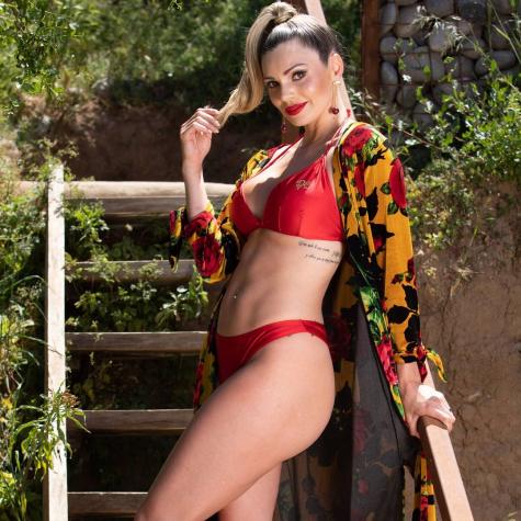 Faloon Larraguibel luce como una Barbie en la playa