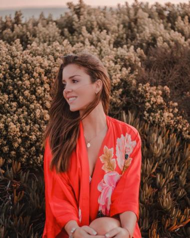 Cata Vallejos se despide de su pololo con romántica postal y dedicatoria