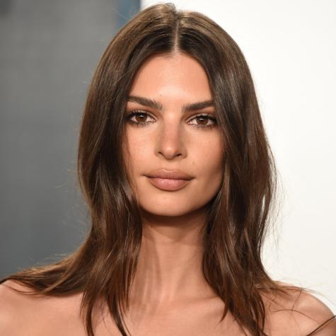 Emily Ratajkowski muestra enorme pancita desnuda en el baño