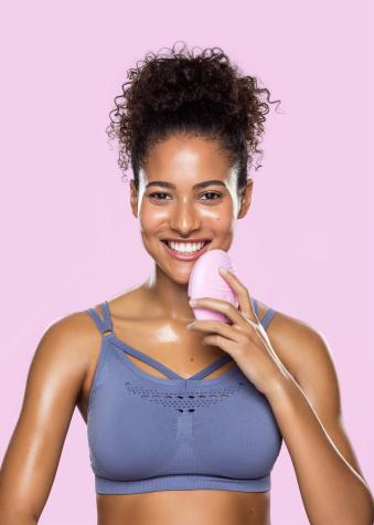 Llega a Chile el exitoso cepillo de limpieza facial inteligente de las famosas 