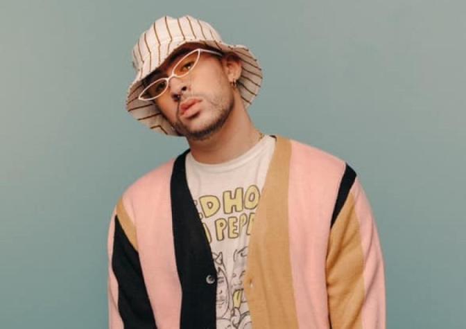 Bad Bunny impacta con foto mostrando su abdomen 