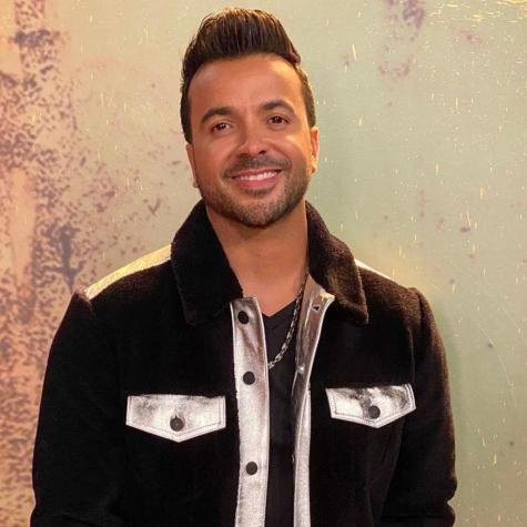 Luis Fonsi se aburrió de no lucir la cara y estampó su boca en mascarilla