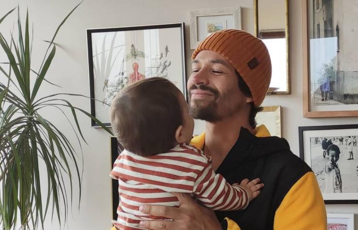 “Chapu” Puelles enternece las redes ayudando a “escalar” a su bebé