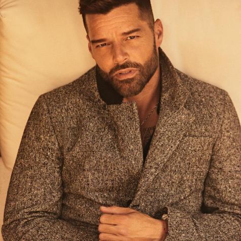 Ricky Martin impacta posando con corsé metálico y tacones