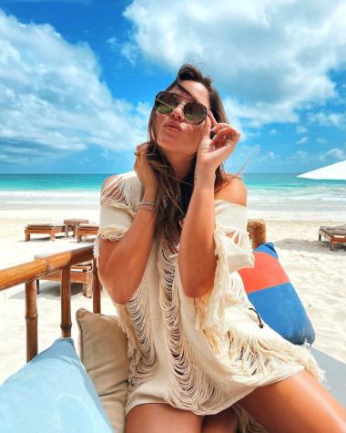 Kel Calderón impacta con destape en fotos con traje de baño