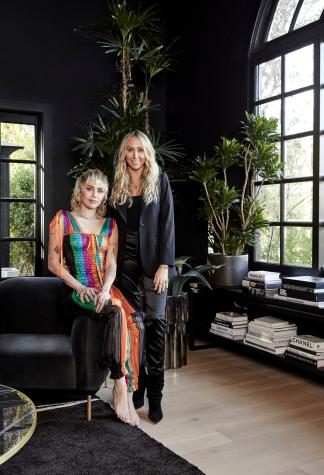 Miley Cyrus muestra su enorme casa decorada por su madre Tish Cyrus