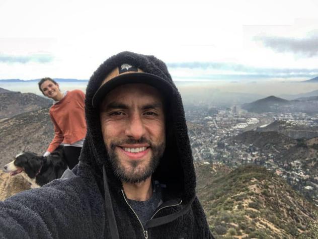 Álvaro Gómez comparte desinhibida foto con su polola cantante