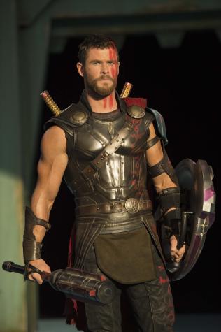 Hermano de Chris Hemsworth lo trollea por sus piernas “flacas”