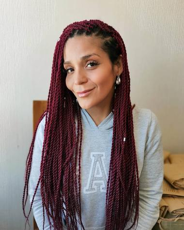 Kathy Orellana deslumbra con delgada figura y pelo gris