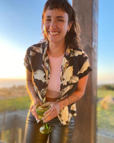 Isidora Urrejola posa en bikini desafiando el frío de Pichilemu 