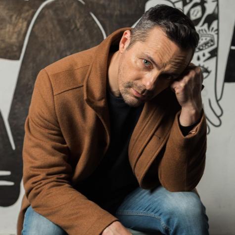 Hija del actor César Sepúlveda destaca con look de modelo