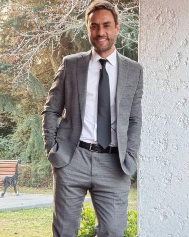 Álvaro Gómez enseña su trasero al revelar drama médico