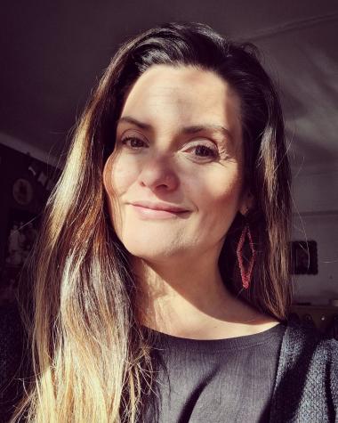 Connie Achurra encanta con cover de "Cariño Malo"