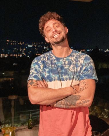 Joche Bibbó y su polola actriz celebran un año de relación