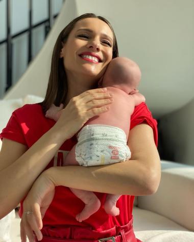 Pampita celebró el primer mes de su hija Ana