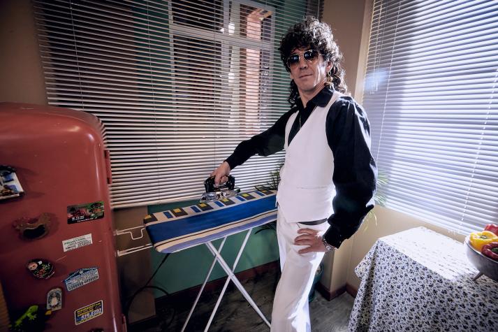 Felipe Ríos revive a "Perhan" en videoclip de banda gitana