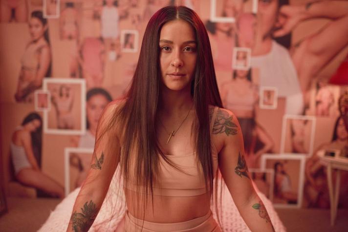 Denise Rosenthal promociona proyecto de novio con fotos en cama