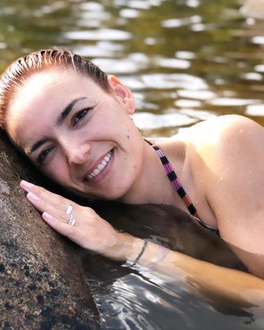 Janis Pope publica fotos mostrando su pancita de embarazo