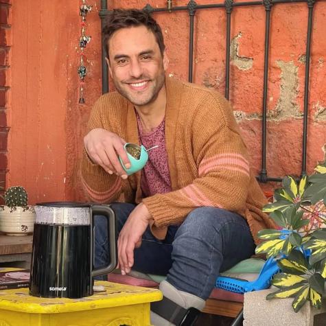 Álvaro Gómez divide a seguidores con foto en el baño