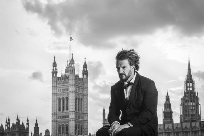 Ricardo Arjona estrena su nuevo álbum "Negro"