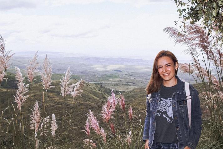 Janis Pope enseña su panza de embarazada en traje de baño