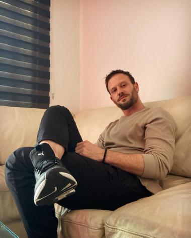 Hernán Contreras se desnuda para promocionar proyecto