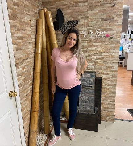 Sandy Boquita enseña su pancita de 6 meses en bikini