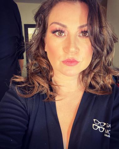 Javiera Contador es elogiada por mostrarse tiñéndose el pelo