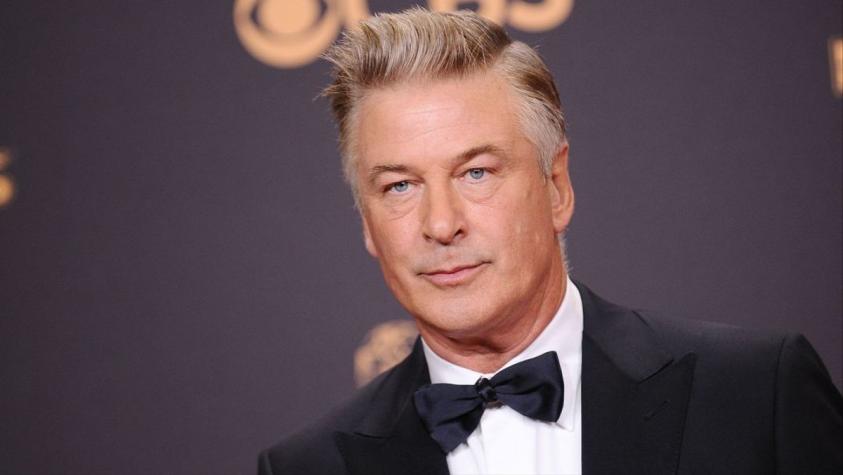 Alec Baldwin recibe nueva demanda: "Jugó a la ruleta rusa"