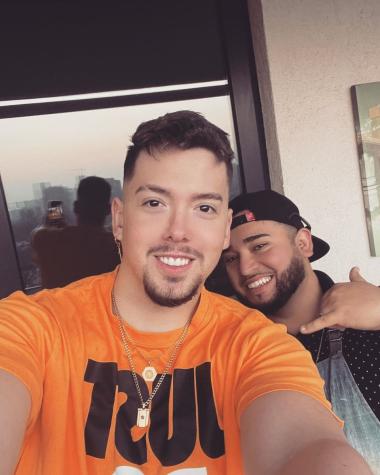 ¡Jugando con billetes! Nano Calderón sorprende con curioso video 