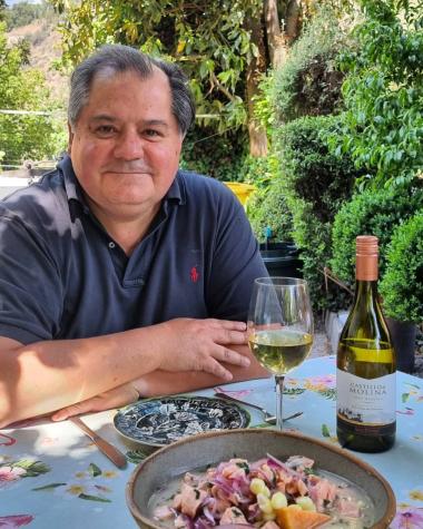 Hijo clon de Mauricio Bustamante encanta con look fiestero