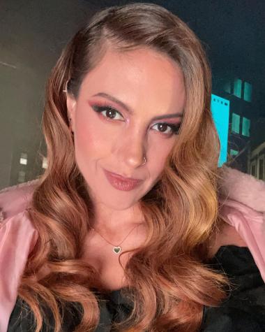 Karen Bejarano se atreve con difícil pose en el pole dance