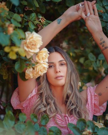 “Me caso”: Laura Prieto deslumbra con look natural desde la playa