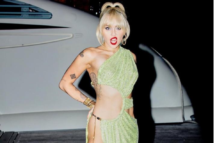 Miley Cyrus quedó sin ropa en pleno show de Año Nuevo