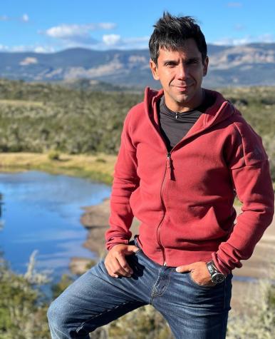 Juan Pablo Queraltó se quedó encerrado en un baño 