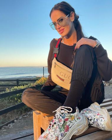 Adriana Barrientos se llena de elogios por video en bikini