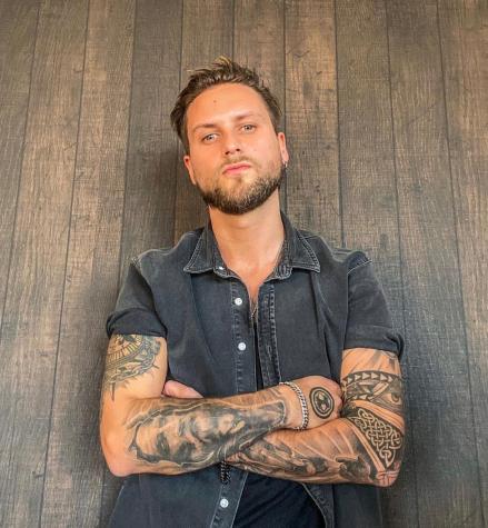 Jean Philippe Cretton se llena de elogios al mostrar su abdomen