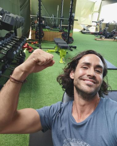 Matías Assler es criticado por la forma de portar a su bebé